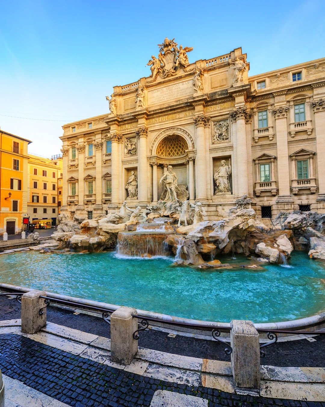Fontana di Trevi vuota a Ferragosto, Roma