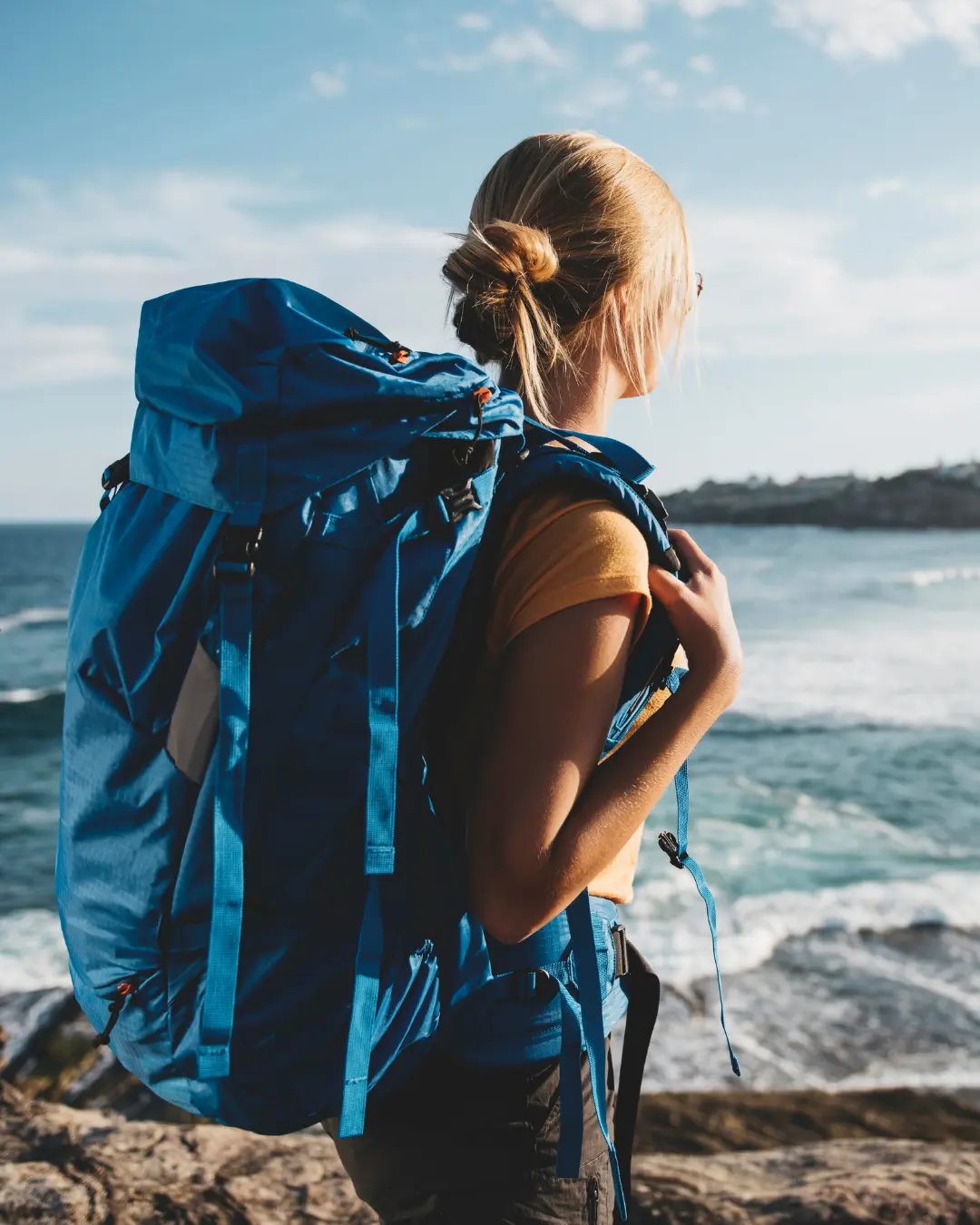 Viaggiatore solitario cammina in tranquillità sperimentando i benefici psicologici di un itinerario terapeutico.