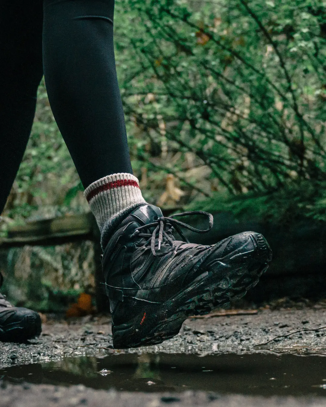 Scarponi da trekking lungo un sentiero per un cammino di rinascita interiore.