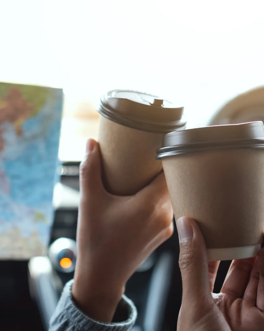 Mappa e taccuino di viaggio pronti per progettare un viaggio per ritrovare se stessi.
